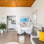 Indy's -two Bedroom With Balcony And Sea View