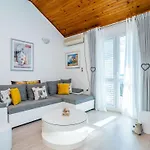 Daire Indy's -two Bedroom With Balcony And Sea View *