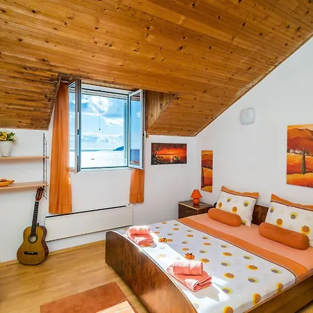 Indy's -two Bedroom With Balcony And Sea View *