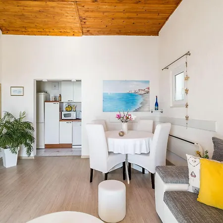 Indy's -two Bedroom With Balcony And Sea View