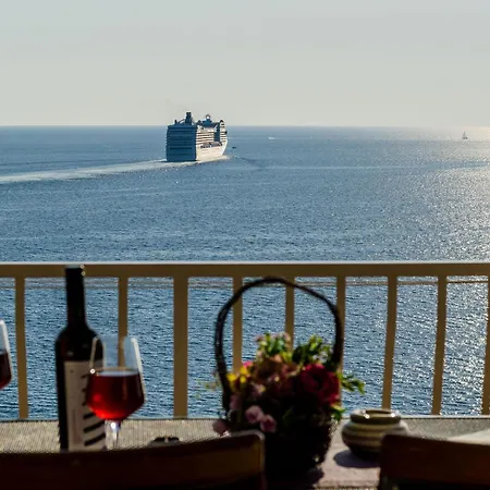 Indy's -two Bedroom With Balcony And Sea View Apartment *
