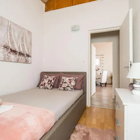 Indy's -two Bedroom With Balcony And Sea View *