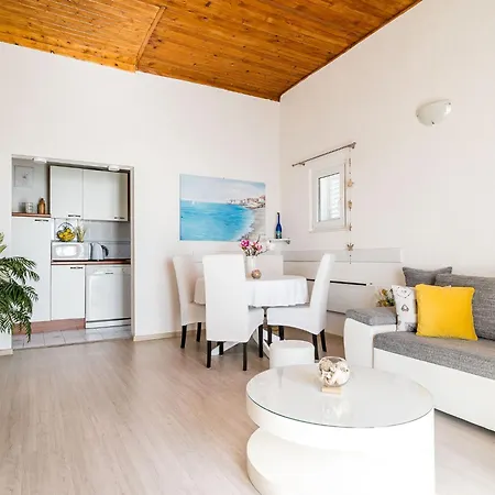 Indy's -two Bedroom With Balcony And Sea View