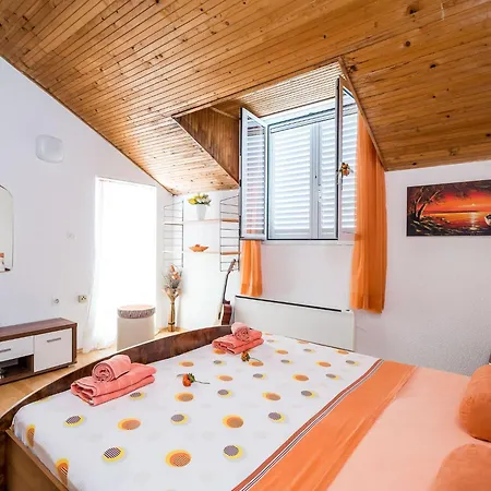 Apartment Indy's -two Bedroom With Balcony And Sea View