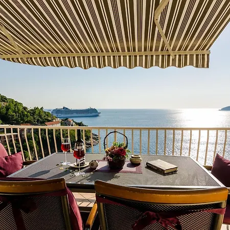 Indy's -two Bedroom With Balcony And Sea View Apartment *