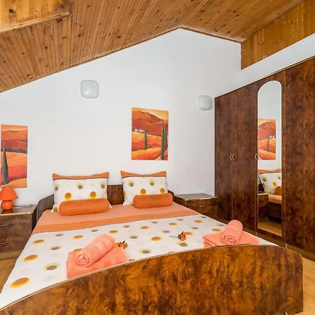 Indy's -two Bedroom With Balcony And Sea View *