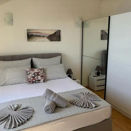 Indy's -two Bedroom With Balcony And Sea View Apartment