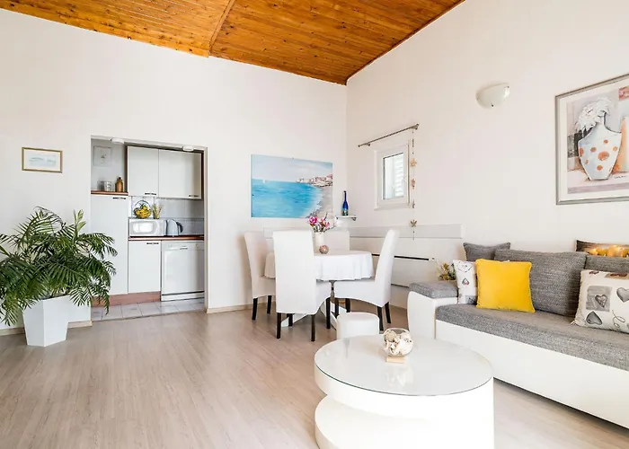 Indy's -two Bedroom With Balcony And Sea View