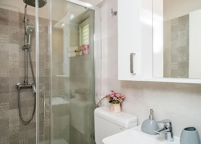 Апартаменты Indy's -two Bedroom With Balcony And Sea View