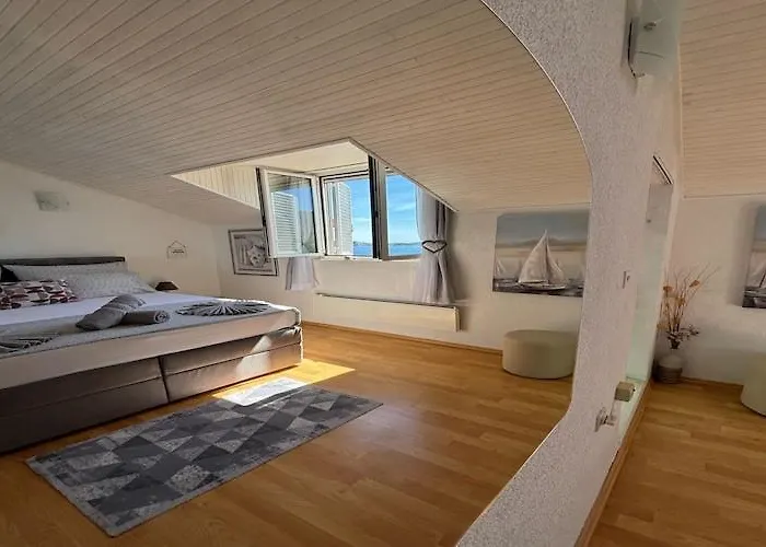 Апартаменты Indy's -two Bedroom With Balcony And Sea View