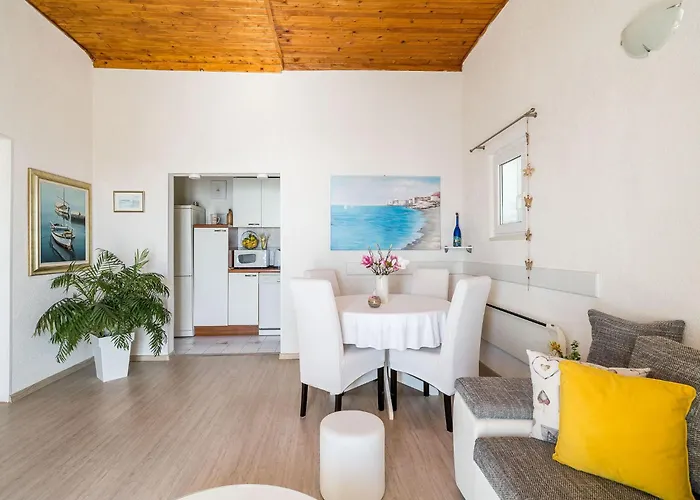 Indy's -two Bedroom With Balcony And Sea View