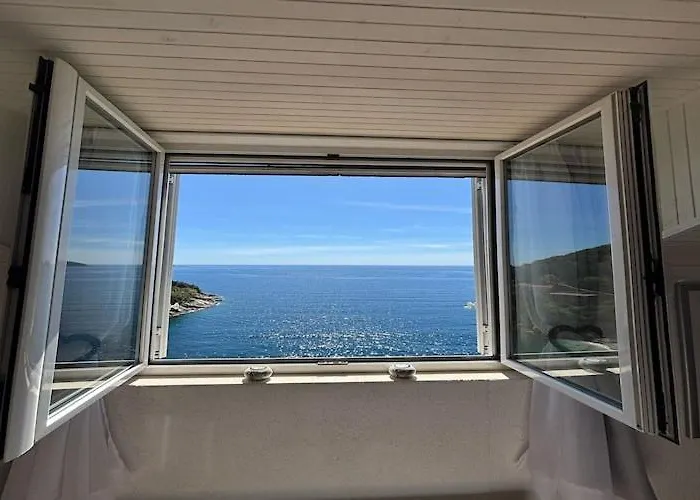 Indy's -two Bedroom With Balcony And Sea View *