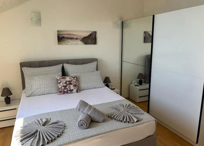 Indy's -two Bedroom With Balcony And Sea View Apartment